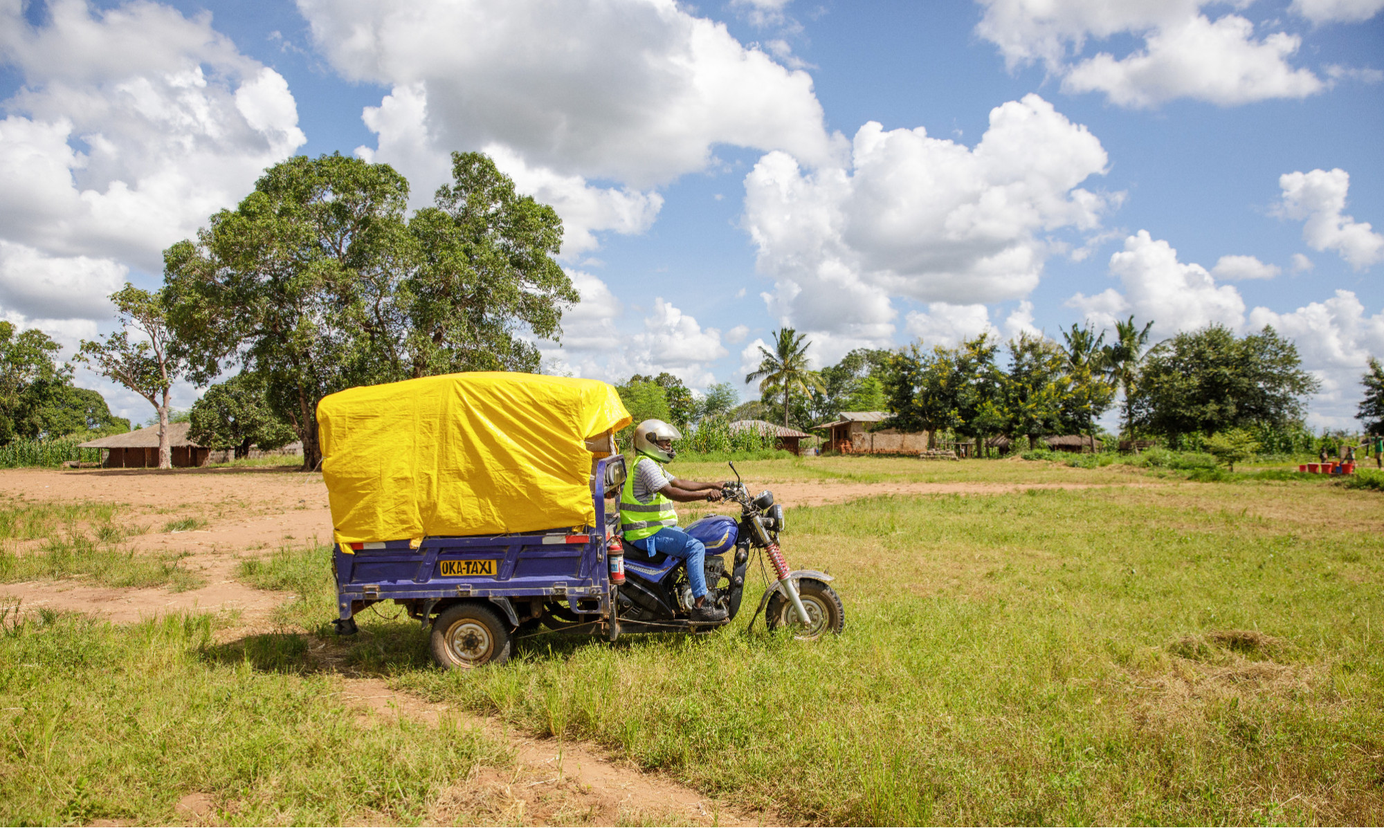 1696838124Solidarmed_Tuktuk ambulance 1 _ fivetolife.jpg